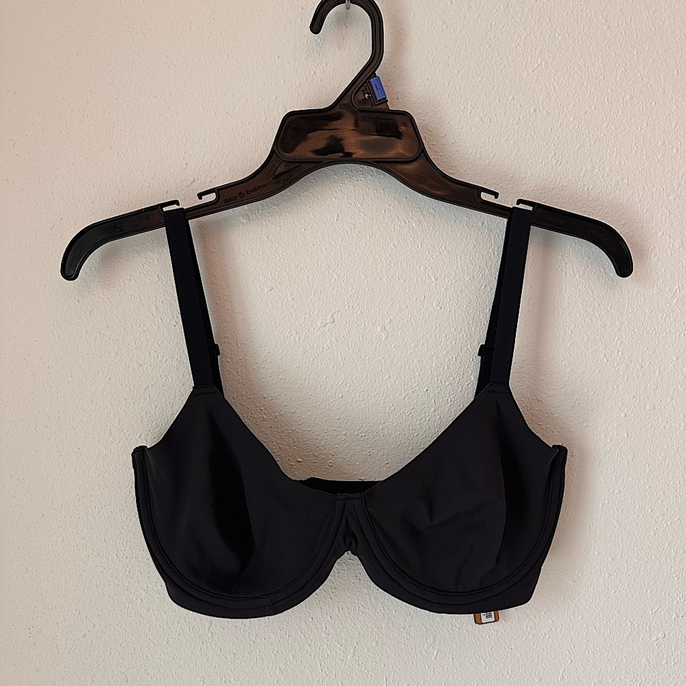 NWT- skims Fits everybody unlined Demi Bra